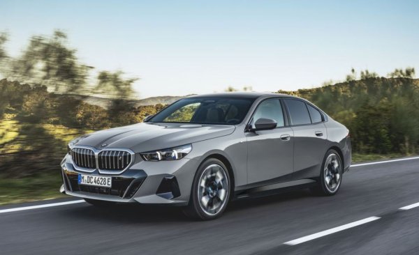BMW комбинира последния 5-Series с нов електрически вариант, наречен i5. Базовият модел eDrive40 разполага с двигател с мощност 335 к.с., задвижващ задните колела, като се очаква 84,3 kWh батерия да осигурява пробег от близо 480 км.
Версията M60 xDrive ще предлага двойно задвижване или задвижване на всички колела, при мощност от 590 к.с. и ускорение от 0 до 100 км/ч за 3,7 секунди.
Моделът ще започва на цена от 85 095 долара.

